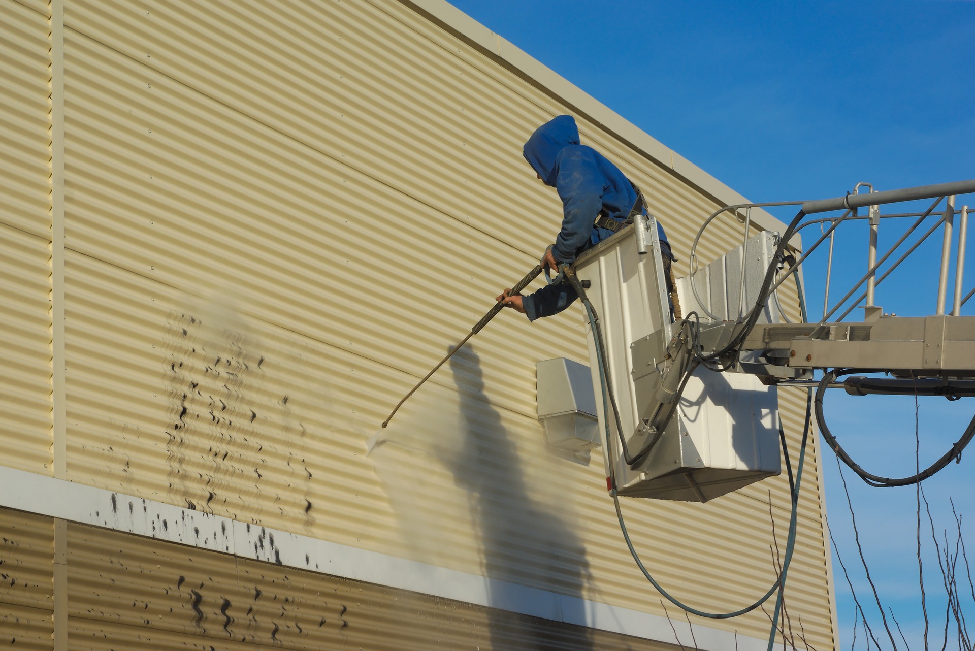 Pressure water jet to clean the graffiti on a wall